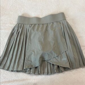 Alo Pleated Skort in Brown/Gray